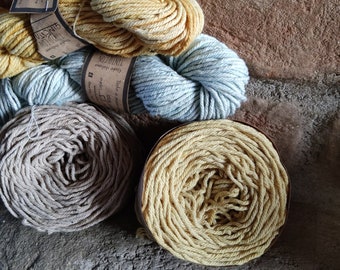 Grobe Baumwolle für Sommerkleider, gestrickt in verschiedenen Stärken und Farben. Kammgarn-Aran-Garn für gehäkelte Oma-Taschen, handgefärbt mit Pflanzen