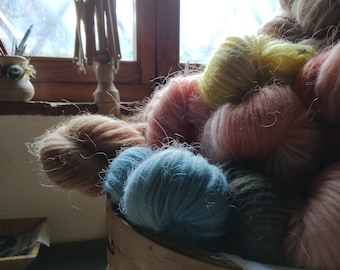 Ongesponnen IJslandse wol hand geverfd met kruiden, ongesponnen vezelstrengen voor Noordse truien Lopapeysa, lopi ballen Scandinavisch breien