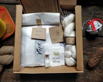 Yarn dyeing kit walnut husks, onion skins or glodenrod and mordants. Creative gift box for natural dye unique present idea for crafter woman
