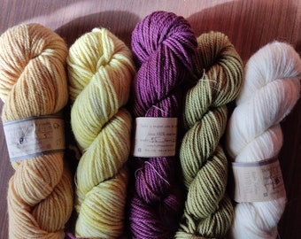 Selbststreifende Stränge in Winterfarben für Socken und Pullover. Reine, weiche Wolle mit 5 Nadeln, bunt, zweifarbig, mit Pflanzen gefärbt