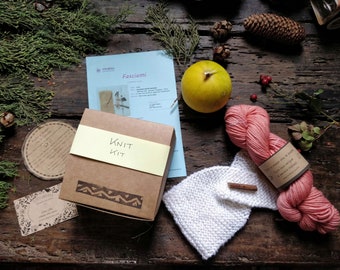 Easy knitting kit for beginners with merino plant dyed yarn, cute wooden button and beginners pattern to knit a twisted hairband in gift box