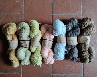 Gomitoli lana tinta a mano 100% merino colori pastello. Filato sottile tintura naturale vegetale ferri 3 - 4 per calze e maglieria bambini