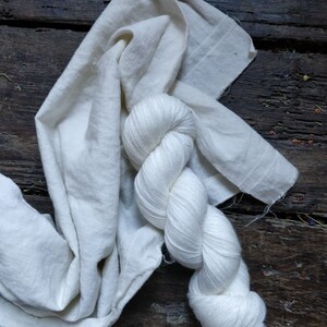 Natural dye kit with wool skein, cotton cloth, two colours dried plants and eco-friendly mordants. Full dyeing supplies for yarns and fabric image 2