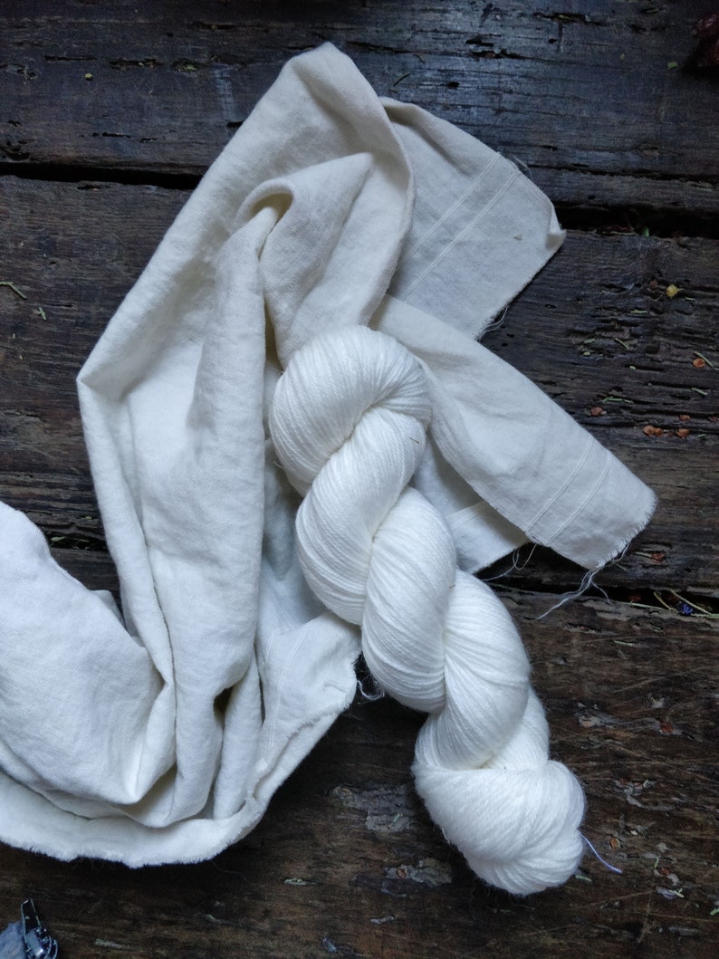 Natural dye kit with wool skein, cotton cloth, two colours dried plants and eco-friendly mordants. Full dyeing supplies for yarns and fabric image 2