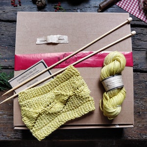 Kit d'aiguilles en laine et en bois pour réaliser une bande avec des feuilles. Ensemble complet de fils et matériel de tricot avec patron écrit image 1