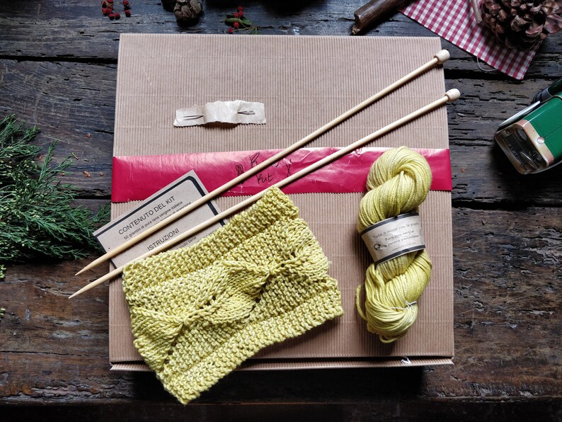 Kit d'aiguilles en laine et en bois pour réaliser une bande avec des feuilles. Ensemble complet de fils et matériel de tricot avec patron écrit image 1