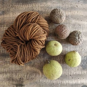 Natural dye kit with wool skein, cotton cloth, two colours dried plants and eco-friendly mordants. Full dyeing supplies for yarns and fabric image 10