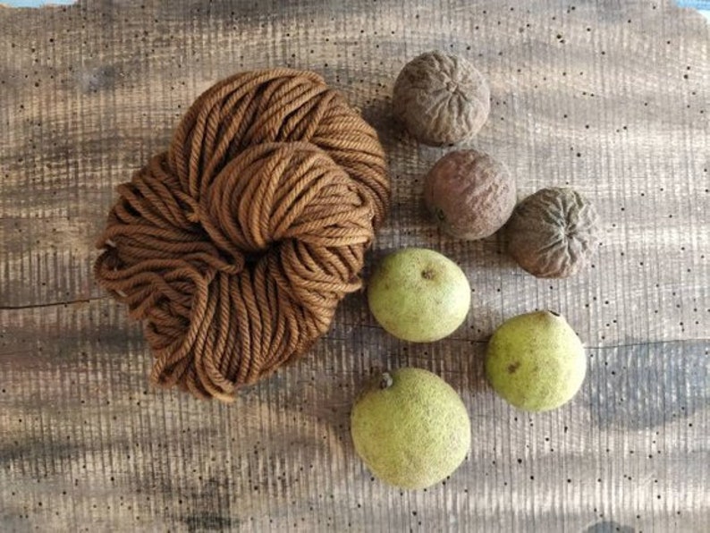 Natural dye kit with wool skein, cotton cloth, two colours dried plants and eco-friendly mordants. Full dyeing supplies for yarns and fabric image 10