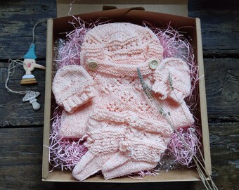 Baby-Geburtsset für Mädchen aus handgefertigter reiner Merinowolle, gefärbt mit Pflanzen. Set aus babyrosafarbenem Body, Mütze, Socken und Fäustlingen