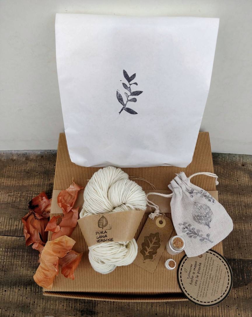 Kits pour teindre la laine à la maison avec des plantes. Boîte créative pour la teinture naturelle avec tutoriels et fils, grappins et matériaux écologiques Kits pour teindre la laine laine laine à la maison avec des plantes. Boîte créative pour la teinture naturelle avec tutoriels et fils, grappins et matériaux écologiques 1133a5