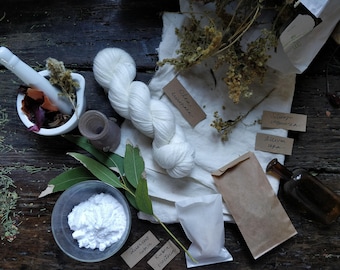 Natural dye kit with wool skein, cotton cloth, two colours dried plants and eco-friendly mordants. Full dyeing supplies for yarns and fabric