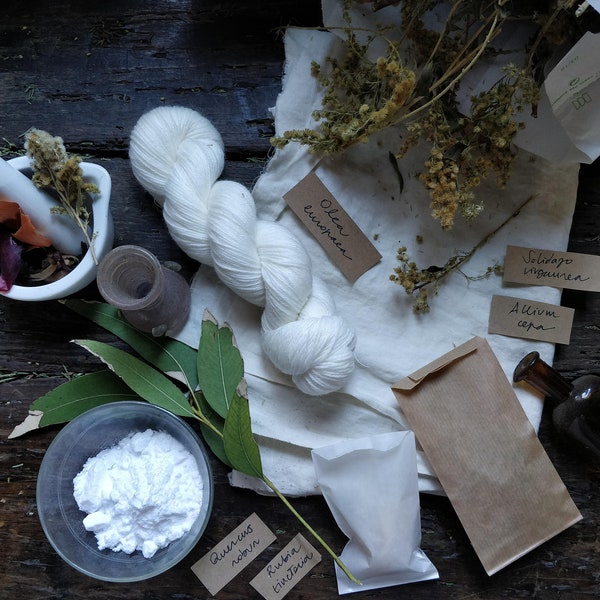 Kit tintura naturale lana e cotone con mordenti e piante tintorie. Materiale per tingere con le erbe filati e tessuti due colori inclusi