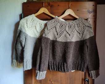 Handgestrickter Pullover aus reiner Wolle im nordischen Stil mit durchbrochenem Blättermuster an der Passe und grauem oder braunem Rundhalsausschnitt von oben nach unten