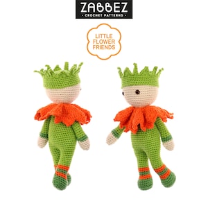 Può includere: Due bambole all'uncinetto verdi e arancioni con corone verdi. Le bambole sono in piedi su uno sfondo bianco. Il testo "Little Flower Friends" è in un fumetto sopra le bambole.