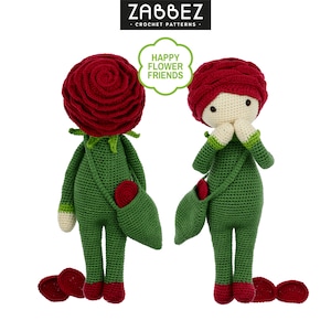 Puede incluir: Dos muñecas de crochet con cabezas de rosas rojas y cuerpos verdes. Las muñecas sostienen pequeñas bolsas de crochet rojas. Las muñecas están de pie sobre un fondo blanco. El texto "Happy Flower Friends" está escrito en un bocadillo de diálogo sobre las muñecas.