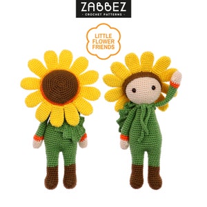 Puede incluir: Una muñeca de girasol de crochet que lleva un atuendo verde con detalles naranjas. La muñeca tiene botas marrones y una cara marrón con ojos negros. La muñeca está de pie sobre un fondo blanco. "Little Flower Friends" está escrito en una forma de nube sobre la muñeca.