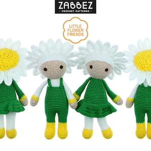 Op de afbeelding: Drie gehaakte madeliefjespoppen met groene jurken en gele schoenen. De poppen hebben witte madeliefjesbloemenhoeden. De poppen staan op een witte achtergrond. De tekst "Little Flower Friends" staat op een witte wolkvorm.