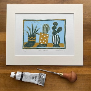 Cactussen Linosnede print - Origineel linosnede kunstwerknr. 2 van 3 - in 8 x 10 inch. Drie cactus- en vetplanten in gevlekte of gestreepte potten