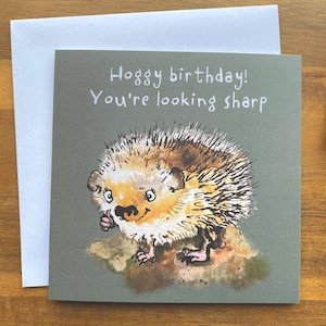 Jolie carte d'anniversaire hérisson illustration à l'aquarelle « Looking Sharp » du hérisson souriant Hoggy anniversaire - carte de voeux drôle de dessin animé mignon
