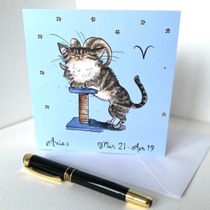 Áries - Cartão engraçado do Gato do Zodíaco - de uma aquarela original pintada à mão, cartão de aniversário do horóscopo, gato de desenho animado com chifres de carneiro na árvore do gato