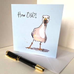 Cartão de aniversário de gaivota “Quantos anos?” - de uma pintura original em aquarela de uma gaivota com aparência chocada, cartão de aniversário engraçado, gaivota de desenho animado