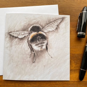 Bumblebee Art-kaart "Bumblebee bum" - van een originele houtskool- en pasteltekening van een vliegende hommel. Leuke hommel verjaardagskaart/notelet