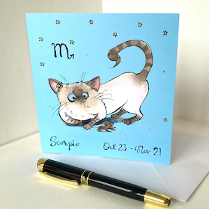 Scorpion - Carte drôle de chat du zodiaque de mon aquarelle peinte à la main, carte d'anniversaire de signe astrologique d'horoscope, chat avec la queue de scorpion taquinant une souris