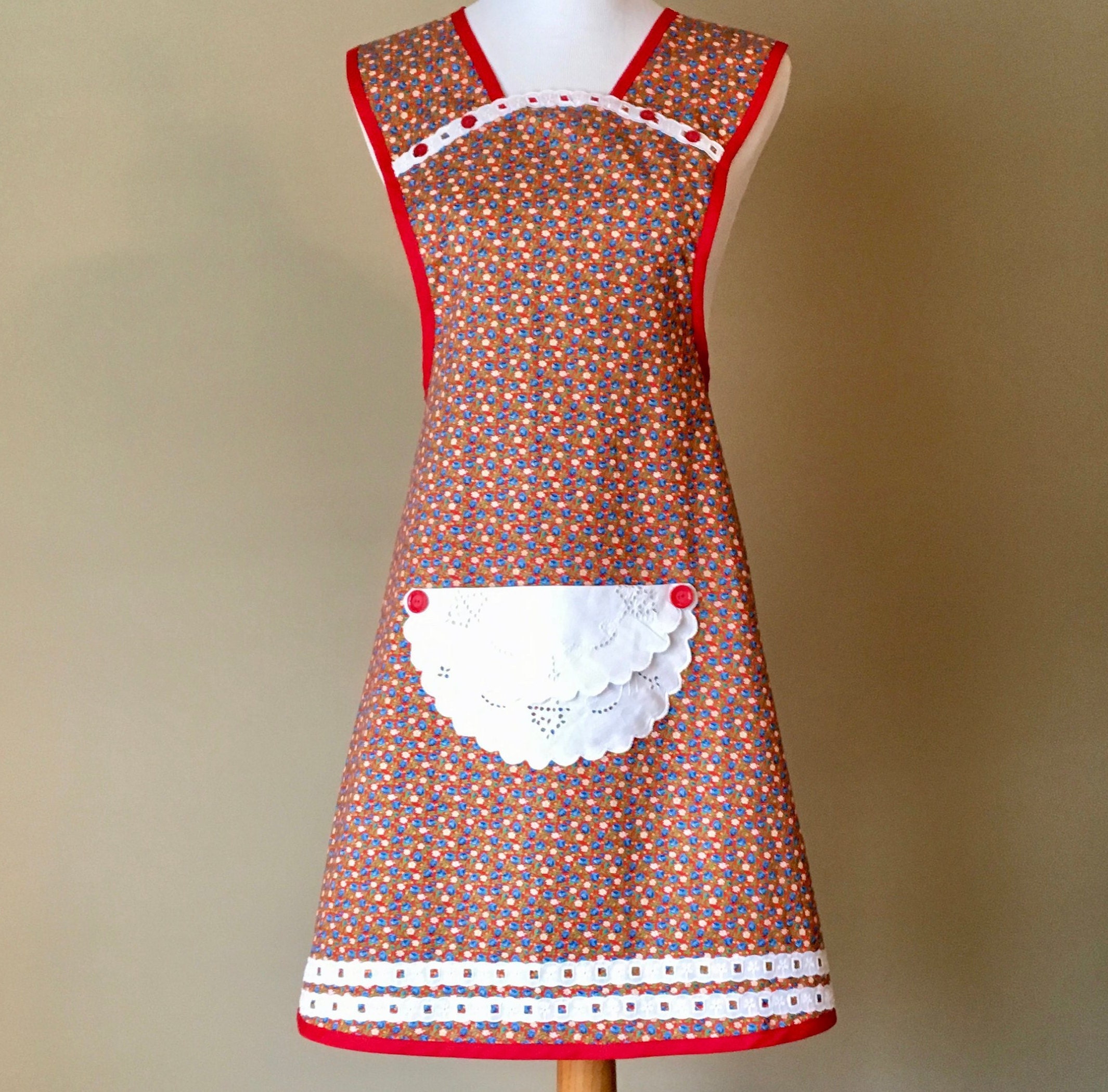 Red Country Floral Print OldFashioned Apron / Retro Apron / Farm Apron