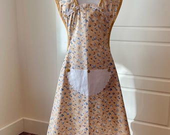 Button Print Old-Fashioned Apron Fits Sizes L or XL