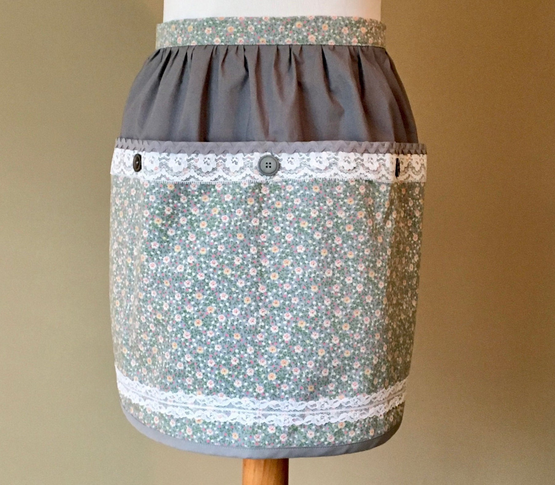 Gray Half Apron with Floral Print Pockets / Women's Half Apron Size ML
