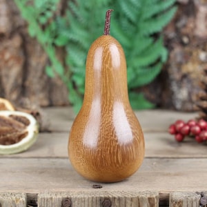 Handgefertigte Holzbirne aus Iroko Holz B