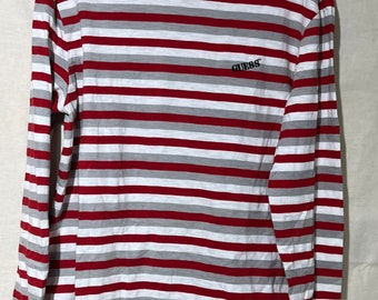 Könnte beinhalten: Langarm-Shirt mit roten und weißen Streifen und dem Schriftzug "GUESS" auf der Vorderseite.