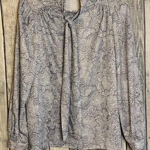 Vintage paisleyblouse uit de jaren 80 met strikbandjes