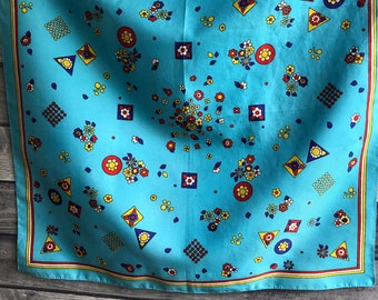 Foulard carré vintage des années 1970 en bleu avec des fleurs multicolores