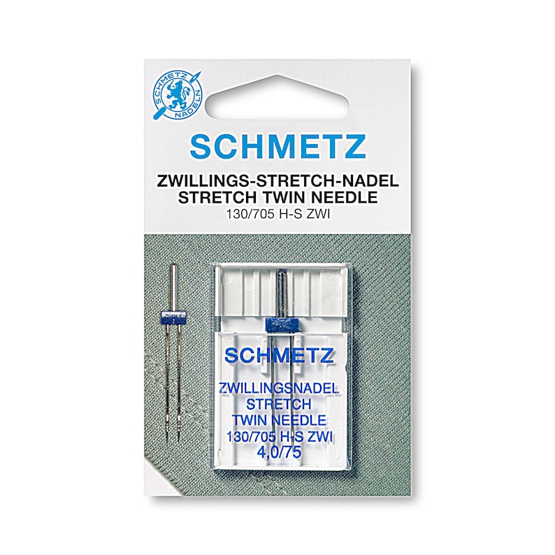 Puede incluir: Un paquete de agujas gemelas de estiramiento Schmetz, tama&ntilde;o 130/705 H-S ZWI, para coser tejidos el&aacute;sticos. El paquete es blanco con texto azul y un logotipo azul. Las agujas est&aacute;n en una caja de pl&aacute;stico transparente.
