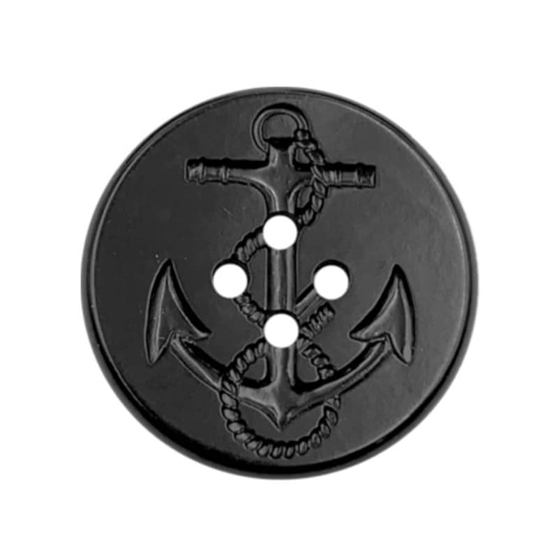 Puede incluir: Bot&oacute;n negro con un dise&ntilde;o de ancla en relieve. El ancla tiene un detalle de cuerda y tres agujeros para coser.
