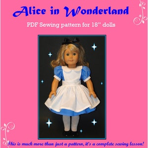 Può includere: Un cartamodello di cucito PDF per una bambola di 46 cm, con una bambola vestita come Alice di Alice nel Paese delle Meraviglie. La bambola indossa un vestito blu e bianco con un grembiule bianco e una fascia per capelli nera. Lo sfondo è rosa con motivi floreali bianchi.