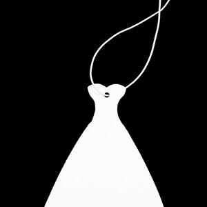 Op de afbeelding: Een witte, jurk-vormige autoluchtverfrisser met een touwtje om op te hangen. De tekst "DRESS FRESHENER" is in roze boven de jurk gedrukt.