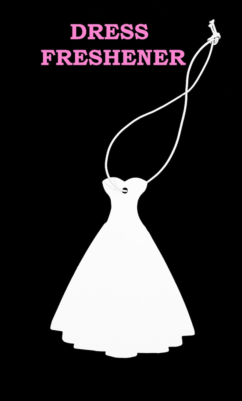 Op de afbeelding: Een witte, jurk-vormige autoluchtverfrisser met een touwtje om op te hangen. De tekst "DRESS FRESHENER" is in roze boven de jurk gedrukt.