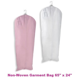 Op de afbeelding: Twee niet-geweven kledingzakken, een roze en een witte, met een ritssluiting en een transparant plastic venster. De zakken zijn 65 inch bij 24 inch.