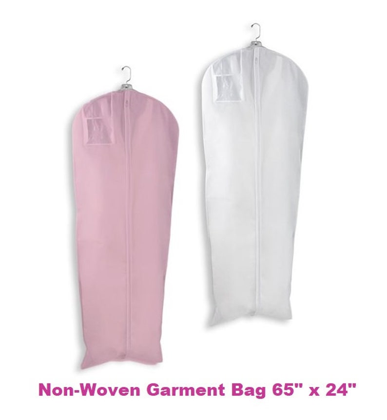 Op de afbeelding: Twee niet-geweven kledingzakken, een roze en een witte, met een ritssluiting en een transparant plastic venster. De zakken zijn 65 inch bij 24 inch.