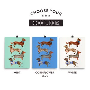 Puede incluir: Tres opciones de color diferentes para una impresi&oacute;n que presenta un grupo de cinco dachshunds con pajaritas y jers&eacute;is. Los colores son menta, azul aciano y blanco. El texto "Elige tu color" est&aacute; en la parte superior de la imagen.
