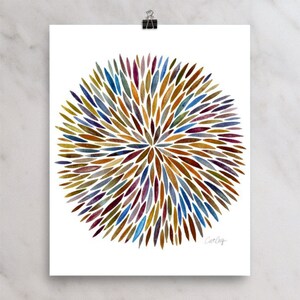 Puede incluir: Pintura abstracta de acuarela de un c&iacute;rculo formado por muchos p&eacute;talos peque&ntilde;os, coloridos y superpuestos. Los p&eacute;talos son en tonos de marr&oacute;n, azul, morado y dorado. La pintura est&aacute; sobre un fondo blanco.