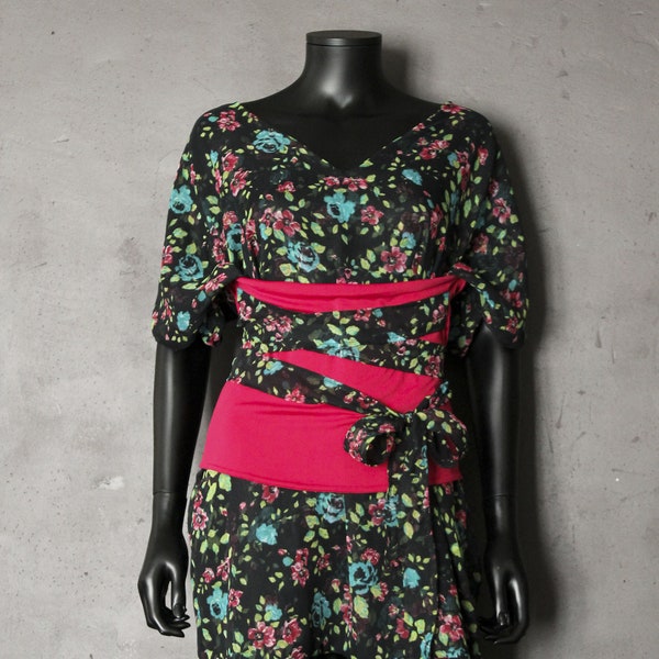 Robe courte printemps été col v voile noir imprimé fleurs fuchsia turquoise feuilles vertes ceinture obi jersey framboise liens à nouer