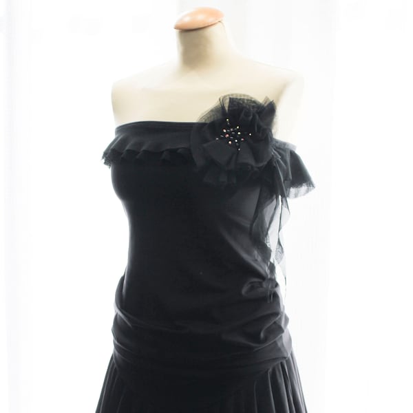 Robe de soirée jersey Lycra noir blousant sur les hanches fleur brodée perles fronces résille noire jupe courte à godets taille M