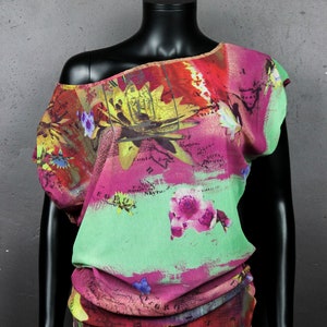 Top femme haut ample épaules dénudées coupe T encolure bateau résille colorée imprimé graphique voyage carte explorateur rose sable vert T.M