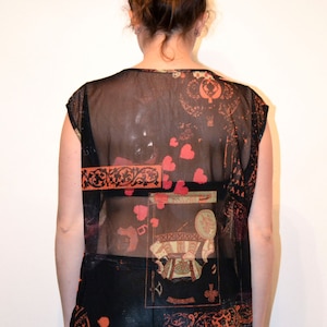 Top noir femme haut ample coupe droite encolure bateau résille noire imprimé graphique jeu de cartes cœur rouge T.M
