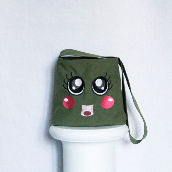 Sac à main tissu vert olive face brodée visage kawaii trop mignon yeux noirs joues roses bouche ouverte