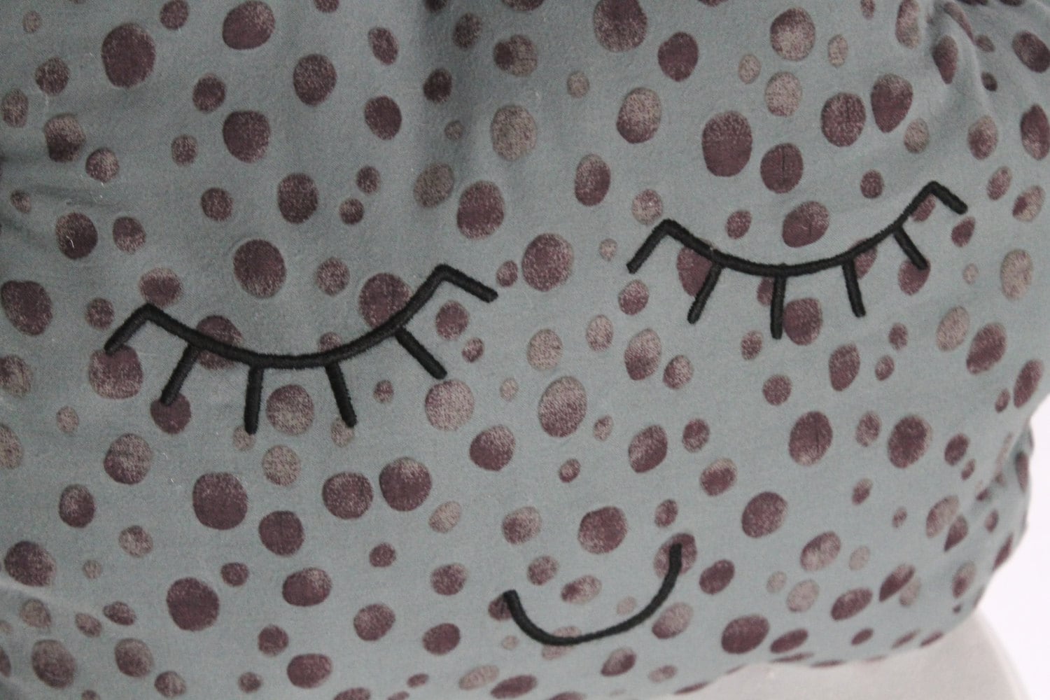 Coussin Décoratif Doudou Oreiller Nuage de Lune Coton Gris Bleu Tacheté Violine Brodé Visage Serein 