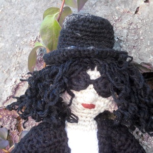 Patrón crochet muñeco amigurumi, Crochet Dos patrones PDF, Muñeco amigurumi patrón guitarra GRATIS, Patrón muñeco estrella de rock imagen 10